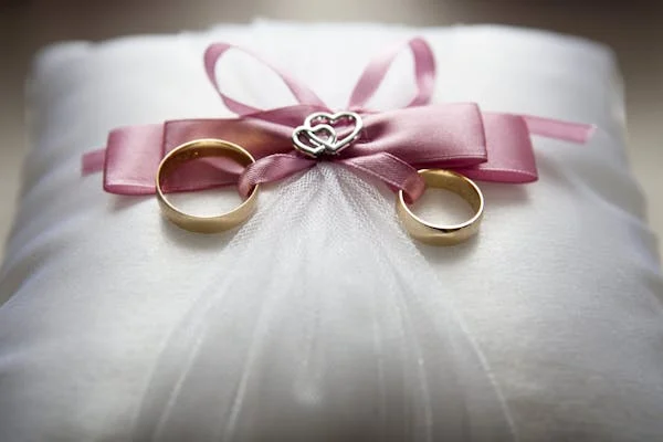 A pair of wedding rings.